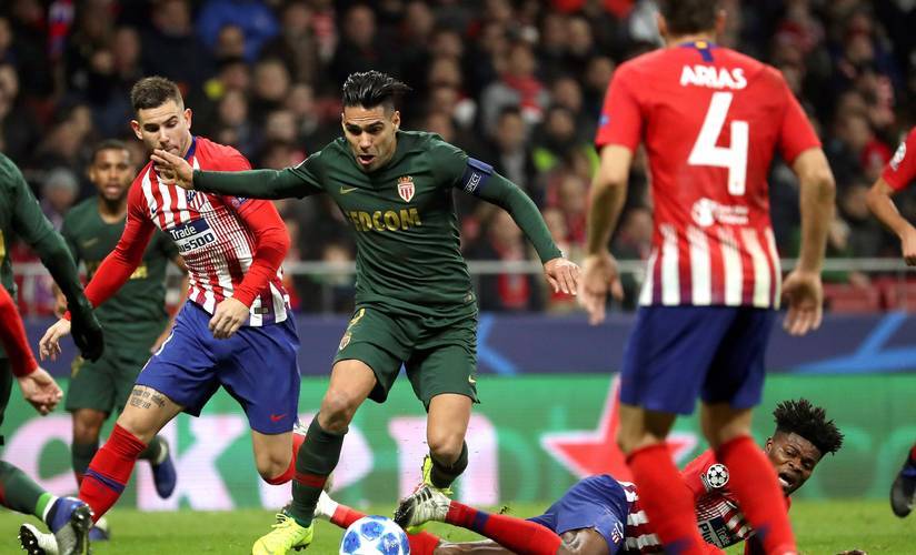 包含帕尔马客场取胜，稳固中游积分榜位置的词条