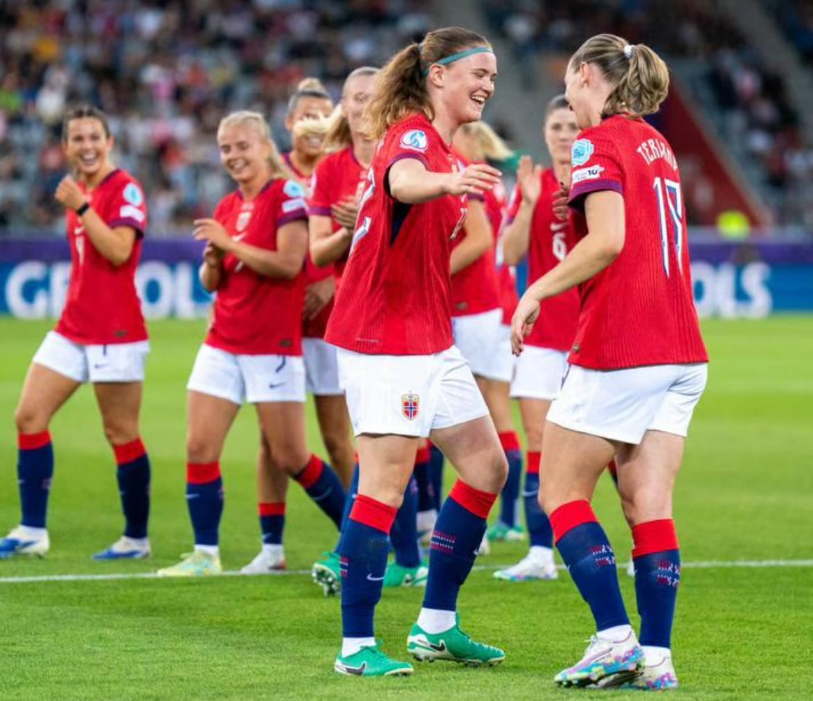 包含冰岛女足队员因伤缺席重要比赛的词条