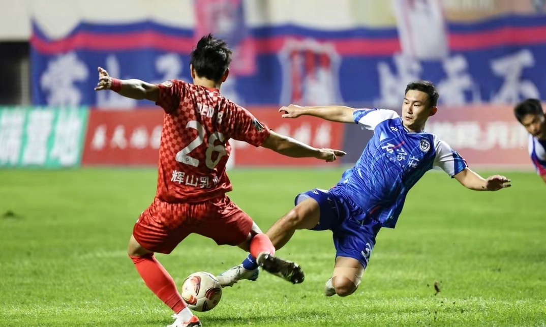 辽宁宏运队员合练踢球，备战即将到来的比赛的简单介绍