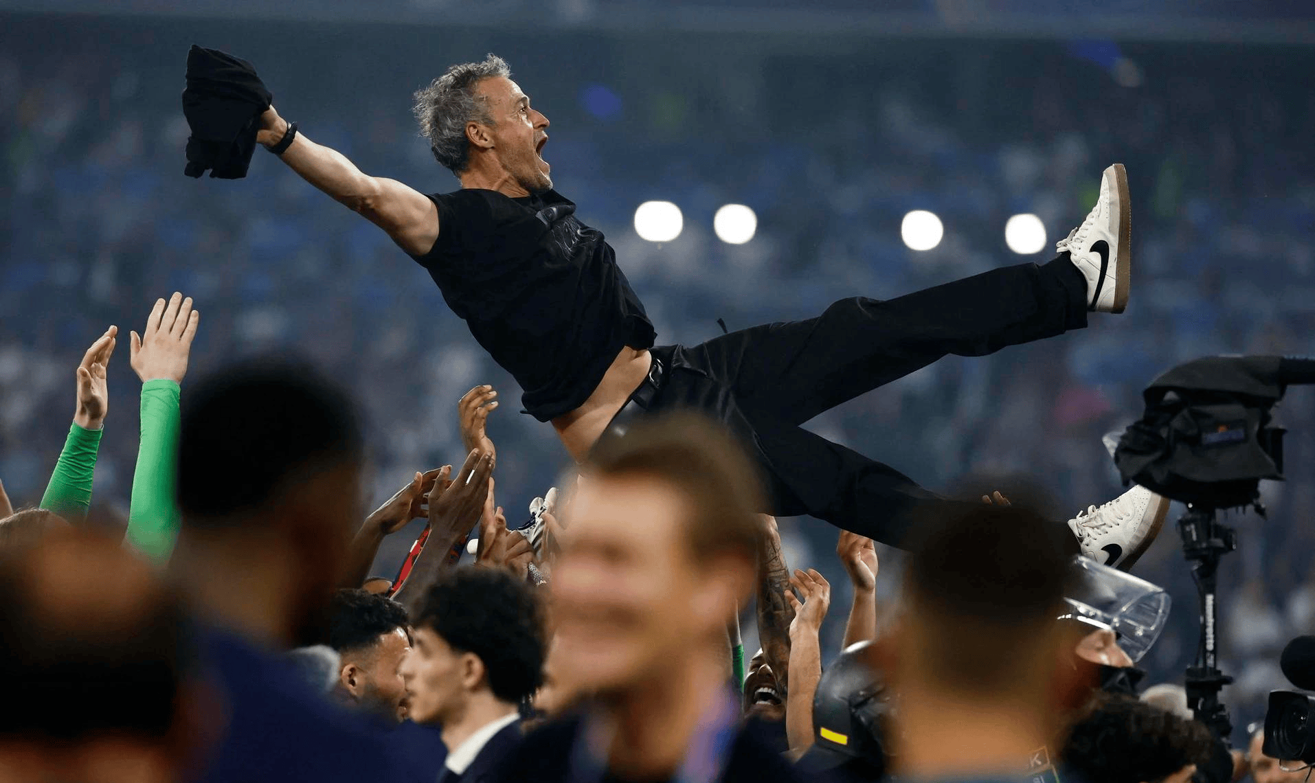 欧冠预选赛胜败关键时刻，球员十分紧张