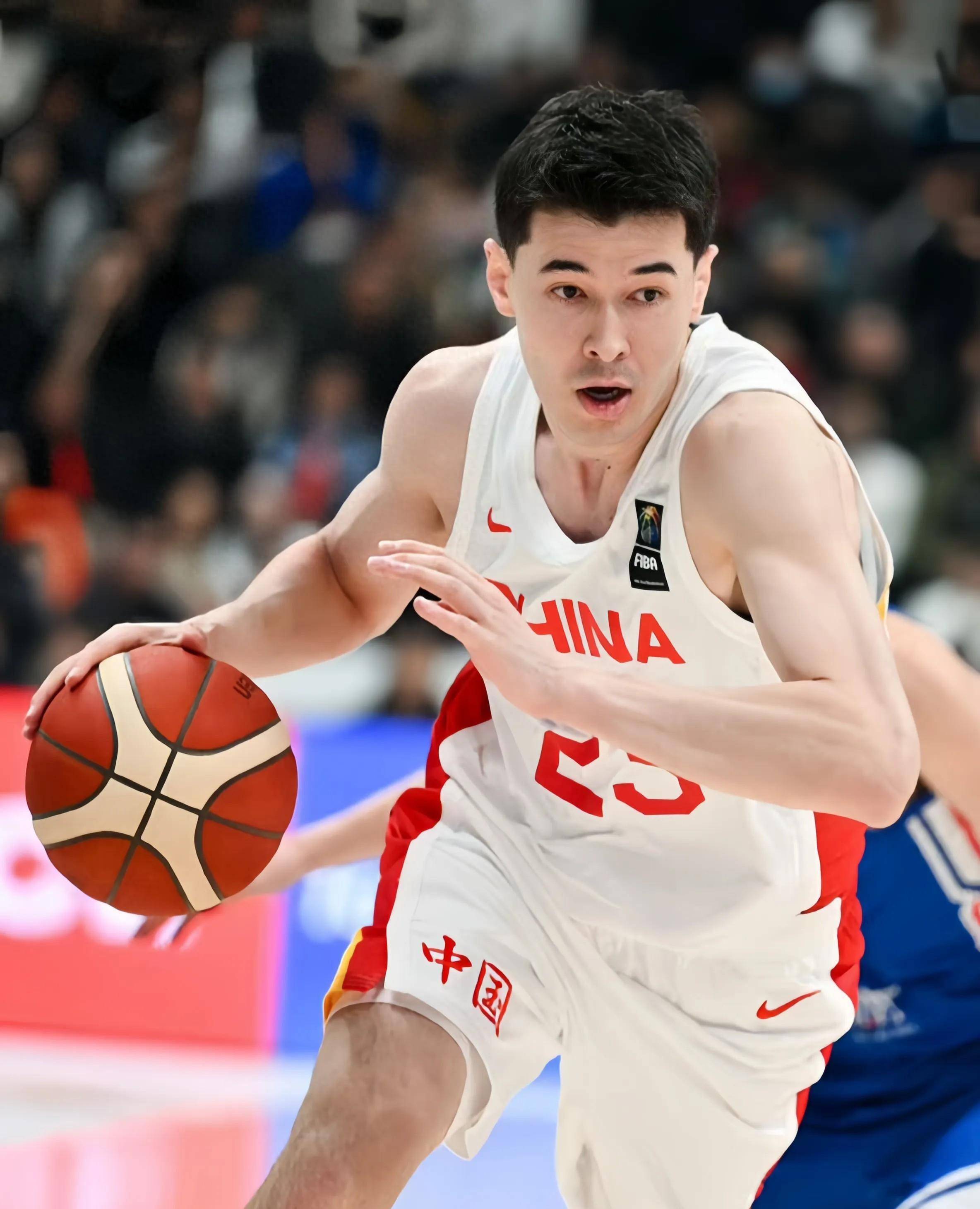 星空体育官方登录入口-挥汗拼搏！球员们在比赛中全力奋战